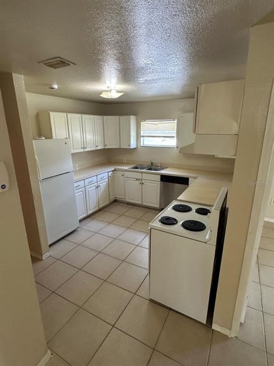 En Venta: $315,000 (4 camas, 2 baños, 1365 Pies cuadrados)