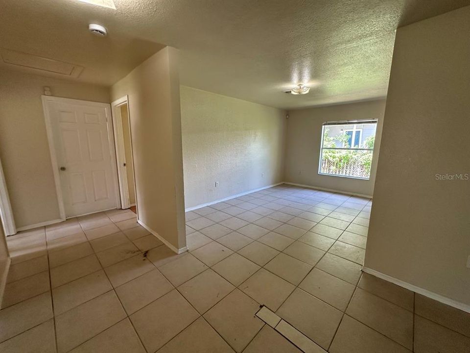 En Venta: $315,000 (4 camas, 2 baños, 1365 Pies cuadrados)