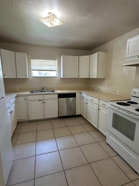 En Venta: $315,000 (4 camas, 2 baños, 1365 Pies cuadrados)