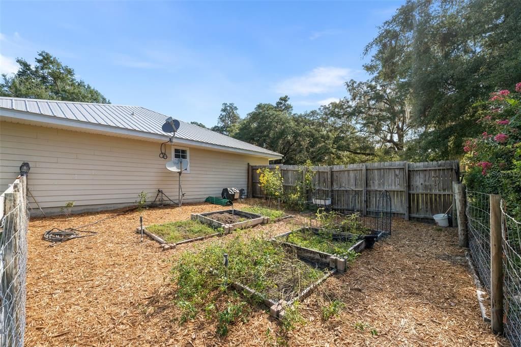 For Sale: $375,000 (3 beds, 2 baths, 1838 Square Feet)