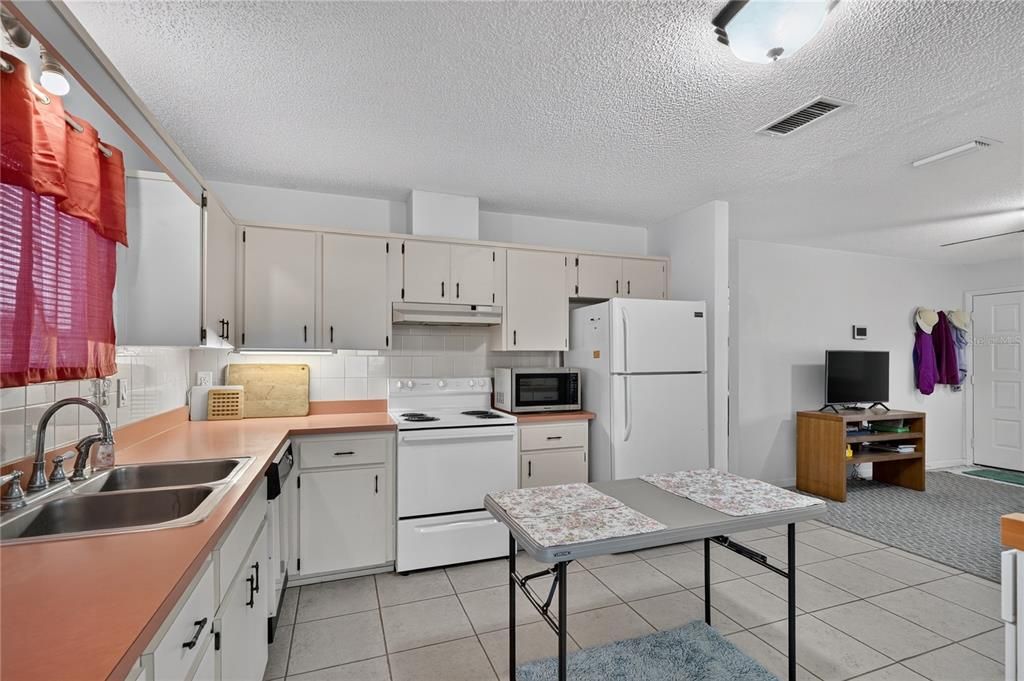 На продажу: $155,000 (2 спален, 1 ванн, 798 Квадратных фут)