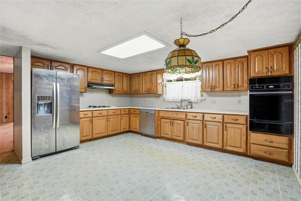 En Venta: $349,900 (4 camas, 3 baños, 2439 Pies cuadrados)