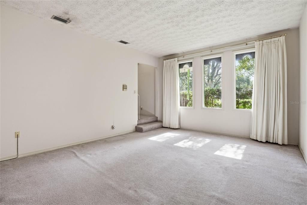 En Venta: $349,900 (4 camas, 3 baños, 2439 Pies cuadrados)