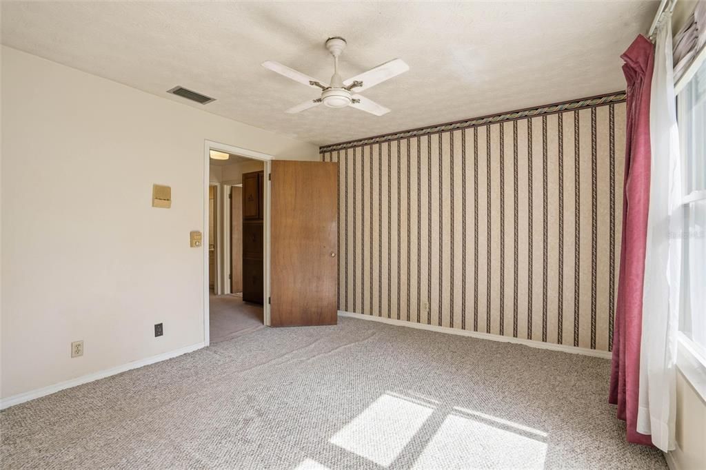 En Venta: $349,900 (4 camas, 3 baños, 2439 Pies cuadrados)