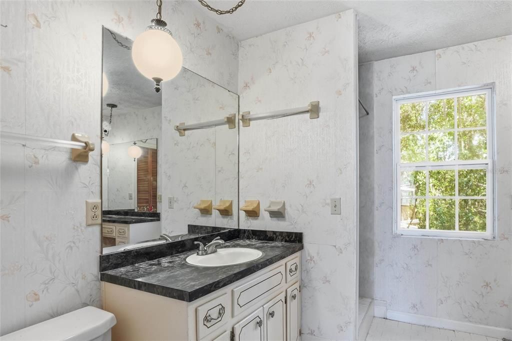 En Venta: $349,900 (4 camas, 3 baños, 2439 Pies cuadrados)