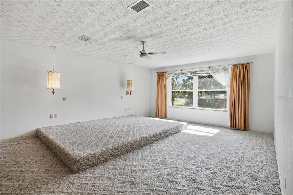 En Venta: $349,900 (4 camas, 3 baños, 2439 Pies cuadrados)