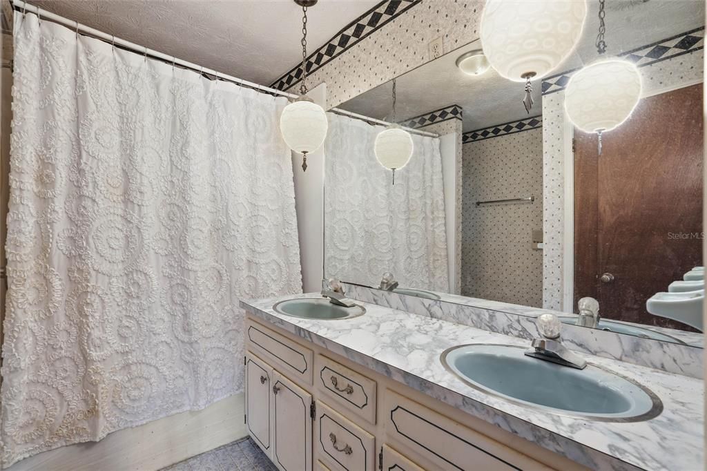 En Venta: $349,900 (4 camas, 3 baños, 2439 Pies cuadrados)