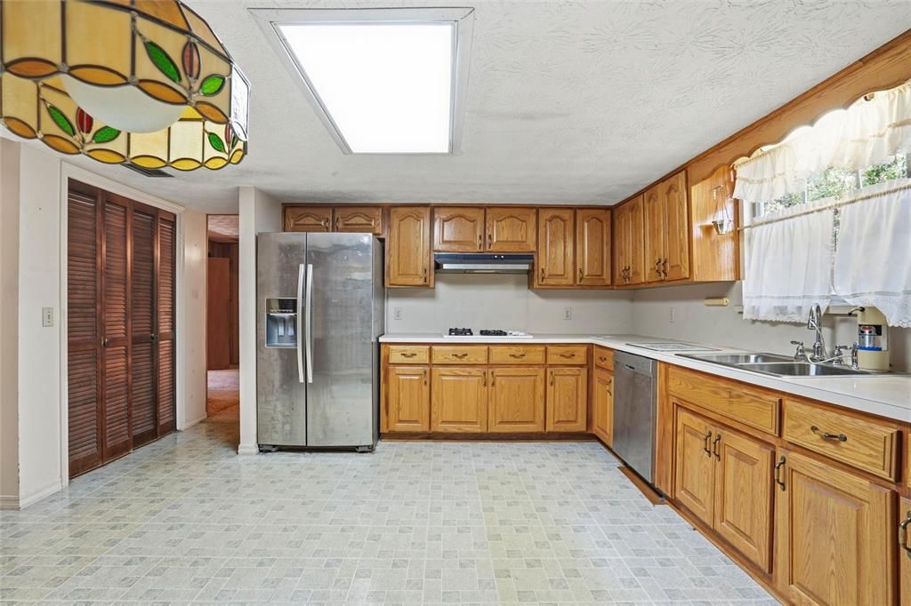 En Venta: $349,900 (4 camas, 3 baños, 2439 Pies cuadrados)