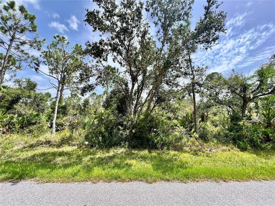 На продажу: $240,000 (0.23 acres)