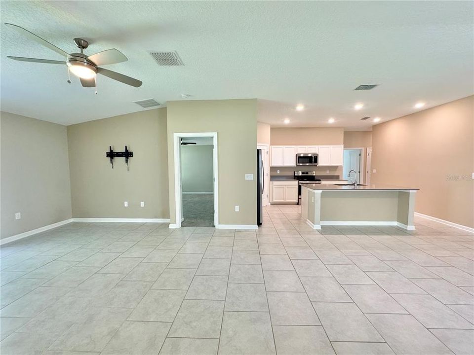 For Rent: $2,000 (4 beds, 2 baths, 1815 Square Feet)
