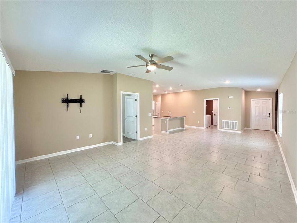 For Rent: $2,000 (4 beds, 2 baths, 1815 Square Feet)