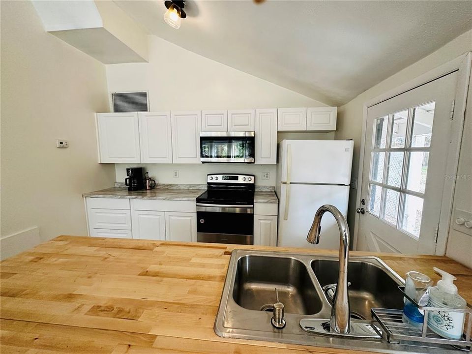 For Rent: $1,400 (1 beds, 1 baths, 780 Square Feet)