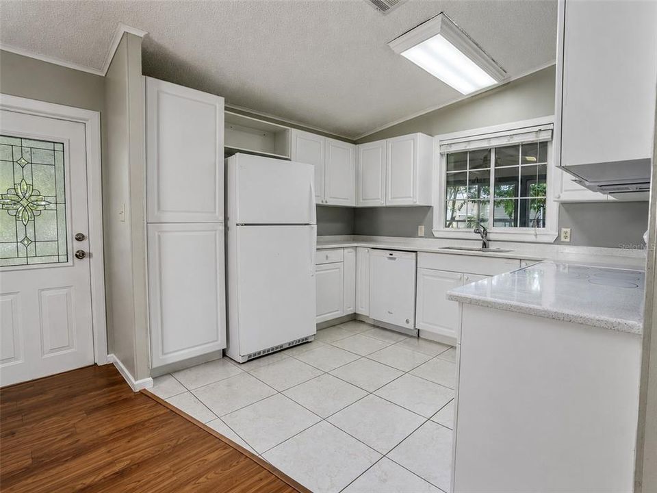 На продажу: $229,900 (2 спален, 2 ванн, 1100 Квадратных фут)