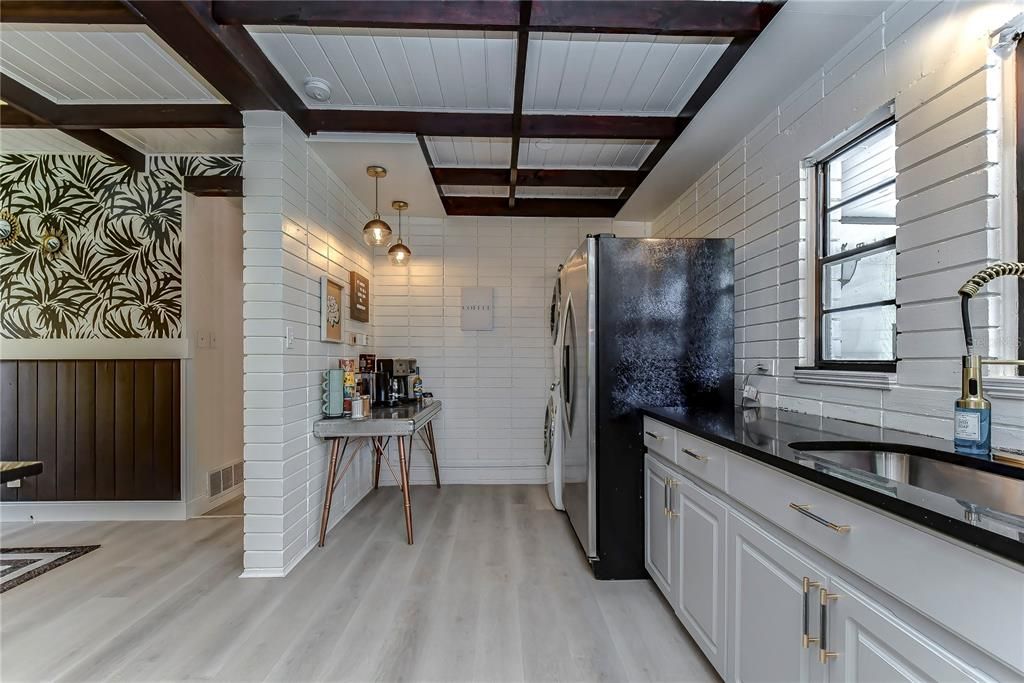 For Rent: $4,900 (3 beds, 3 baths, 1400 Square Feet)