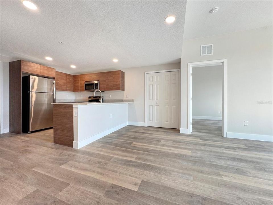 For Sale: $319,000 (3 beds, 2 baths, 1188 Square Feet)