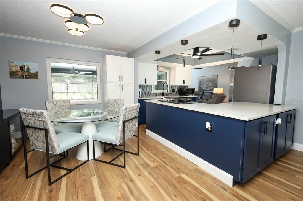 На продажу: $479,900 (4 спален, 2 ванн, 1716 Квадратных фут)
