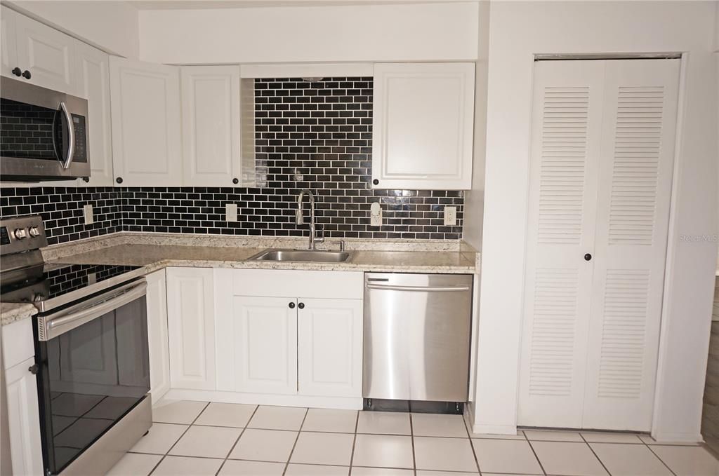 На продажу: $139,900 (2 спален, 2 ванн, 832 Квадратных фут)