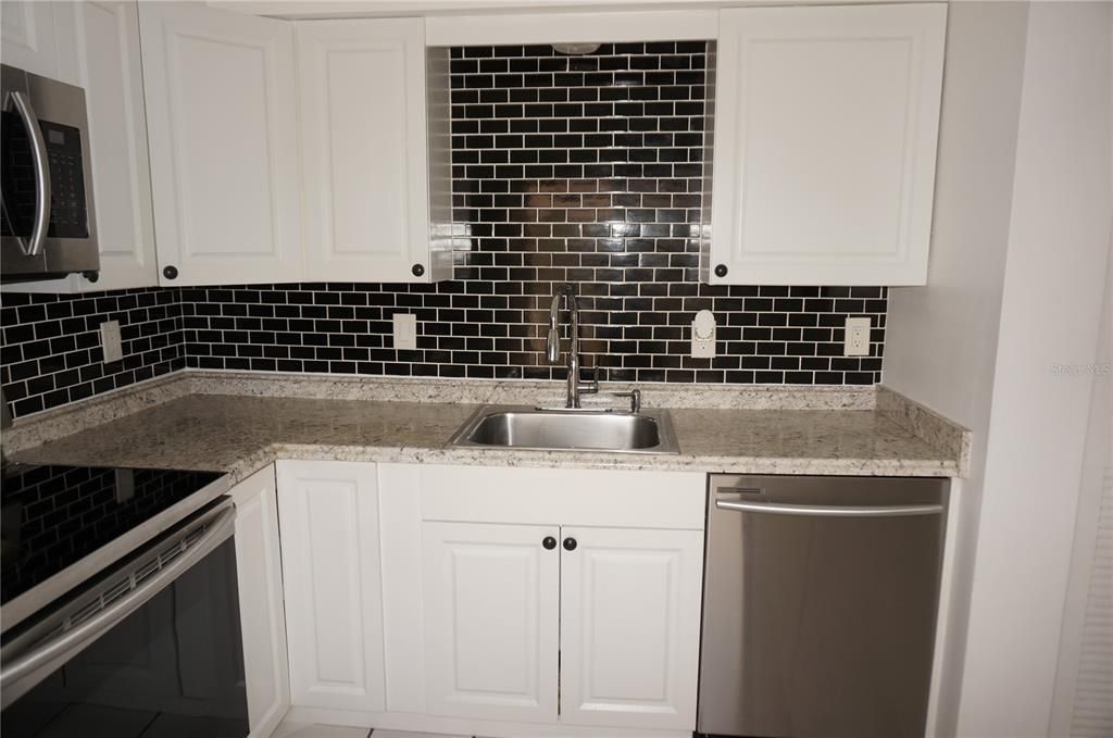 На продажу: $139,900 (2 спален, 2 ванн, 832 Квадратных фут)