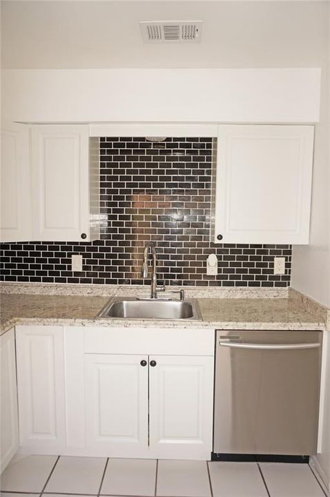 На продажу: $139,900 (2 спален, 2 ванн, 832 Квадратных фут)
