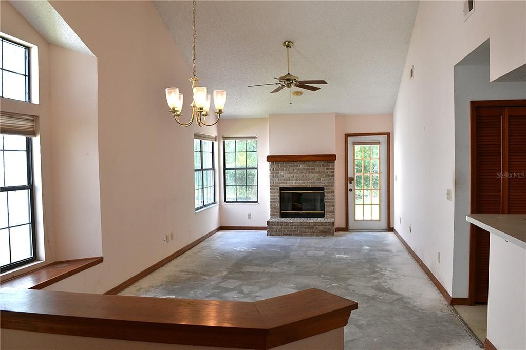 Active With Contract: $295,000 (2 beds, 2 baths, 1226 Square Feet)