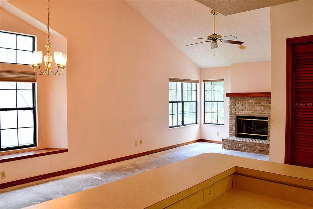 Active With Contract: $295,000 (2 beds, 2 baths, 1226 Square Feet)