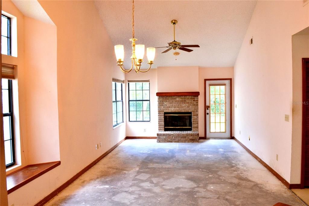 Active With Contract: $295,000 (2 beds, 2 baths, 1226 Square Feet)