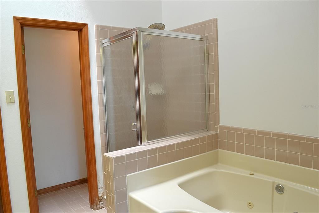 Active With Contract: $295,000 (2 beds, 2 baths, 1226 Square Feet)