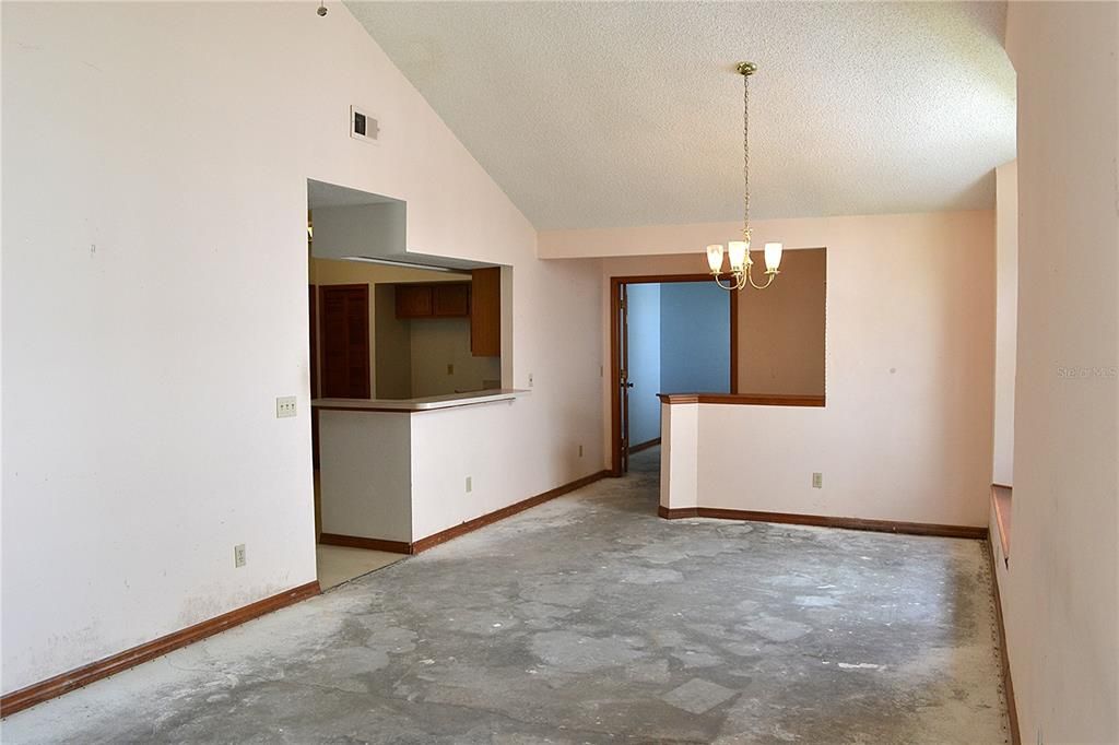 Active With Contract: $295,000 (2 beds, 2 baths, 1226 Square Feet)