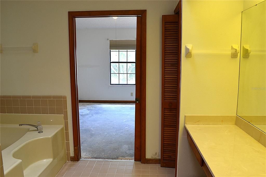 Active With Contract: $295,000 (2 beds, 2 baths, 1226 Square Feet)