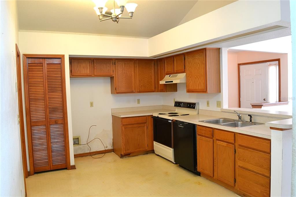 Active With Contract: $295,000 (2 beds, 2 baths, 1226 Square Feet)