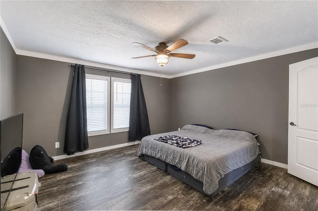 Active With Contract: $300,000 (3 beds, 2 baths, 1800 Square Feet)