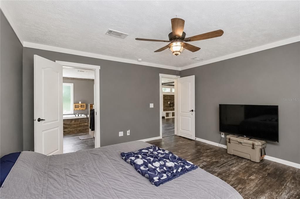 Active With Contract: $300,000 (3 beds, 2 baths, 1800 Square Feet)