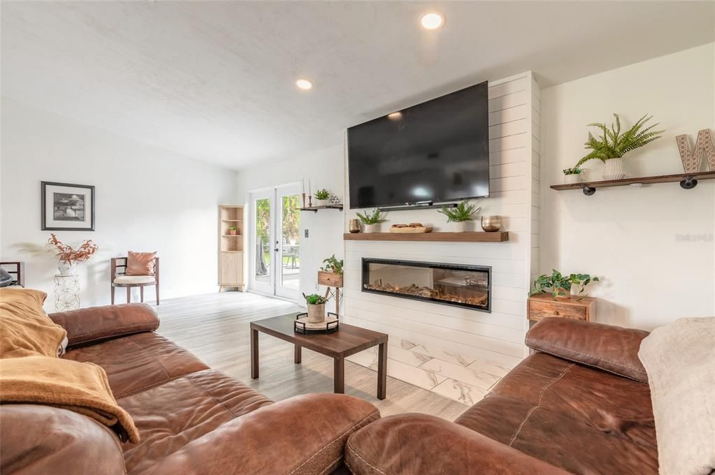 Activo con contrato: $339,000 (3 camas, 2 baños, 1176 Pies cuadrados)