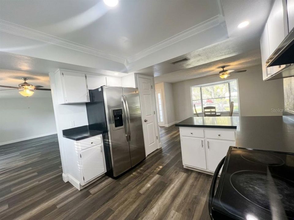 На продажу: $359,900 (3 спален, 2 ванн, 1693 Квадратных фут)