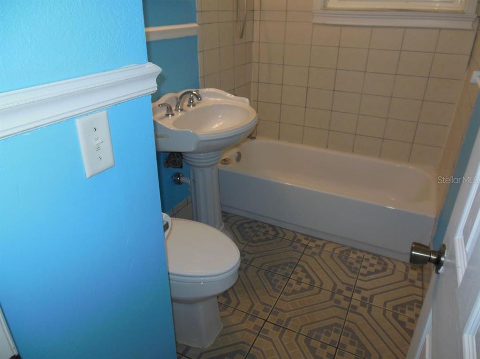 For Rent: $2,500 (4 beds, 2 baths, 1700 Square Feet)