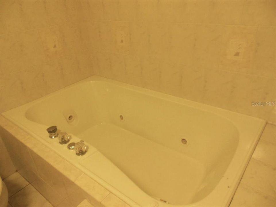 For Rent: $2,500 (4 beds, 2 baths, 1700 Square Feet)