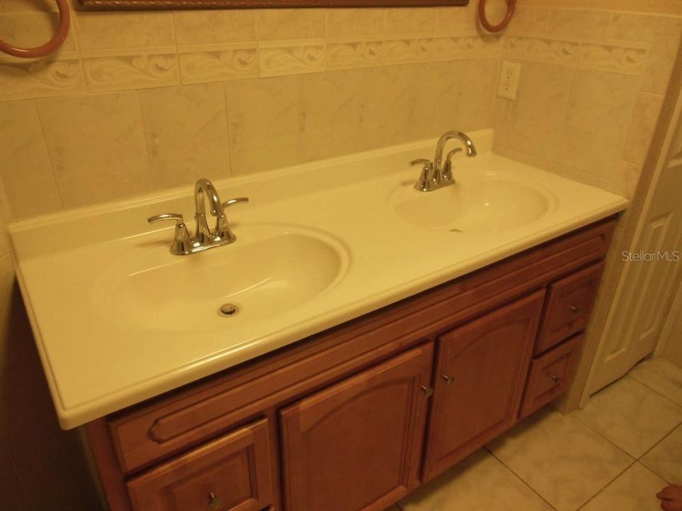 For Rent: $2,500 (4 beds, 2 baths, 1700 Square Feet)