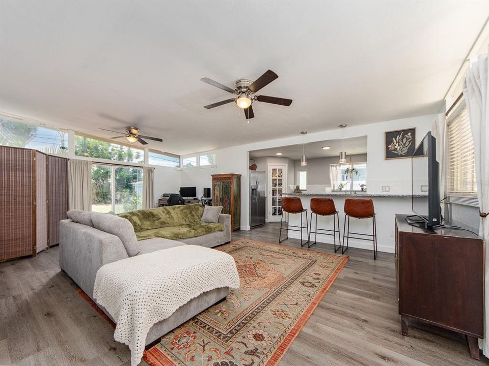 Active With Contract: $330,000 (2 beds, 2 baths, 1108 Square Feet)