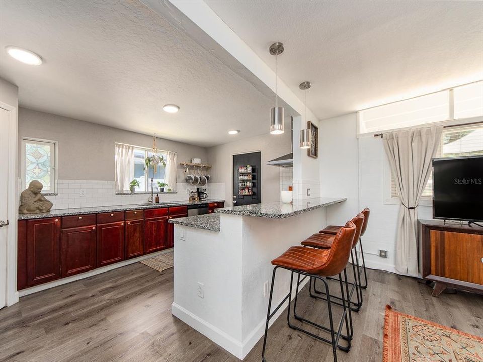 Active With Contract: $330,000 (2 beds, 2 baths, 1108 Square Feet)