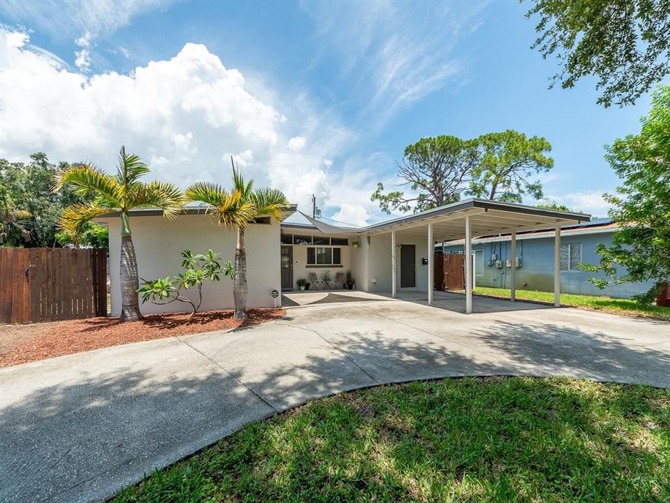 Active With Contract: $330,000 (2 beds, 2 baths, 1108 Square Feet)