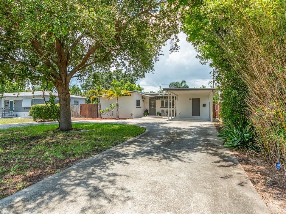 Active With Contract: $330,000 (2 beds, 2 baths, 1108 Square Feet)