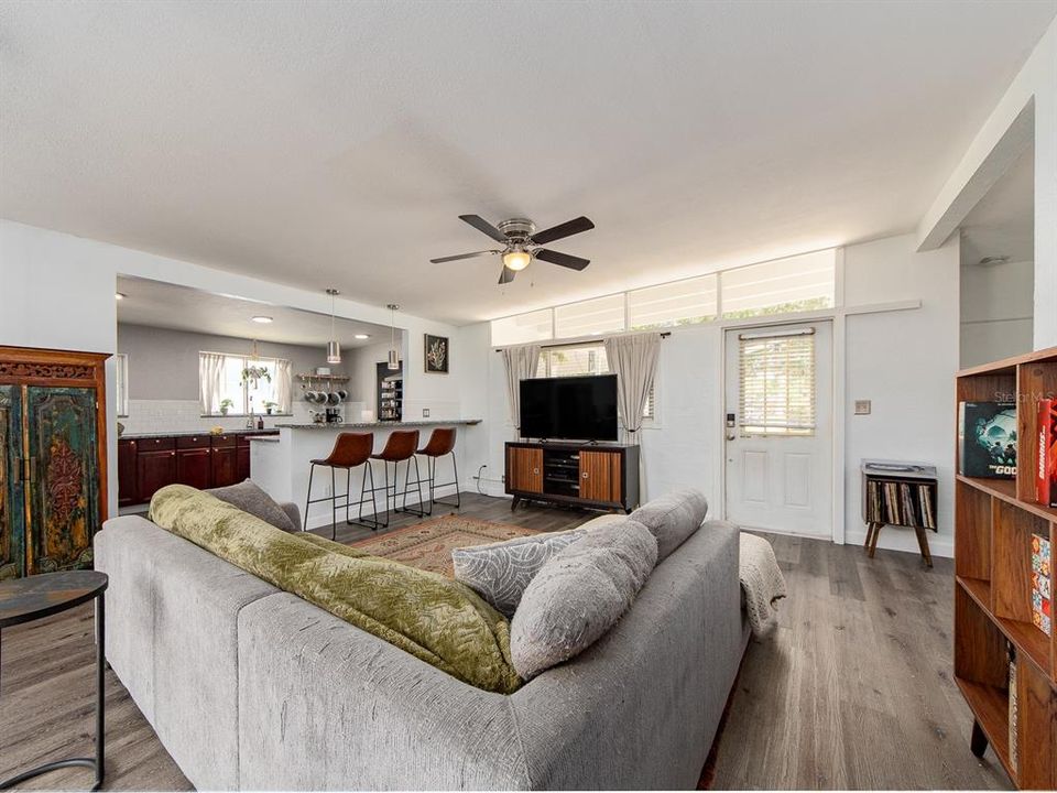 Active With Contract: $330,000 (2 beds, 2 baths, 1108 Square Feet)