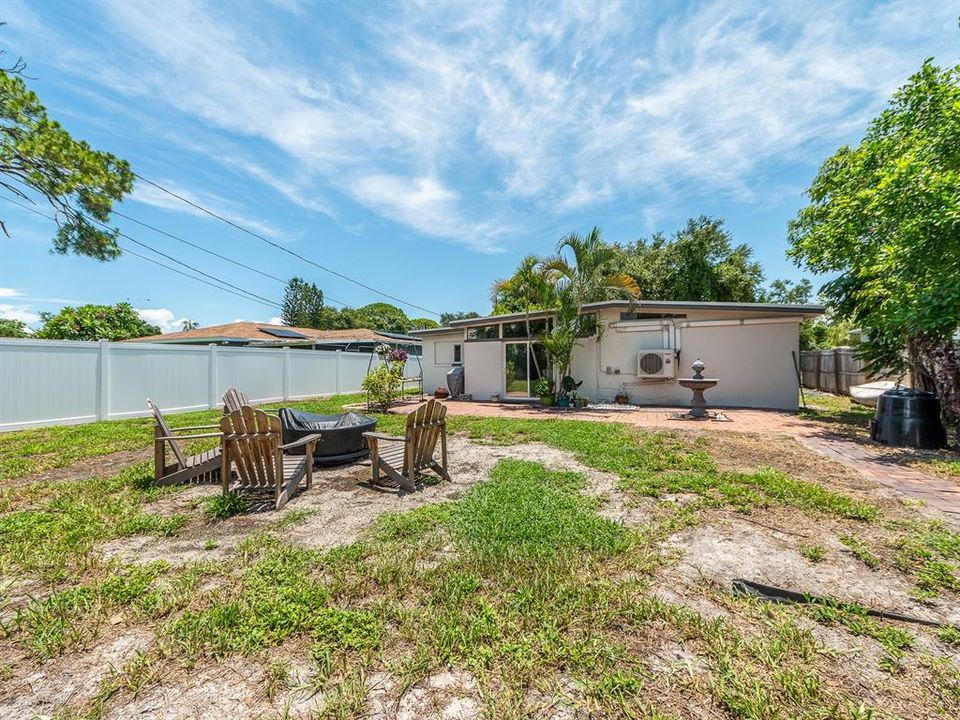 Active With Contract: $330,000 (2 beds, 2 baths, 1108 Square Feet)