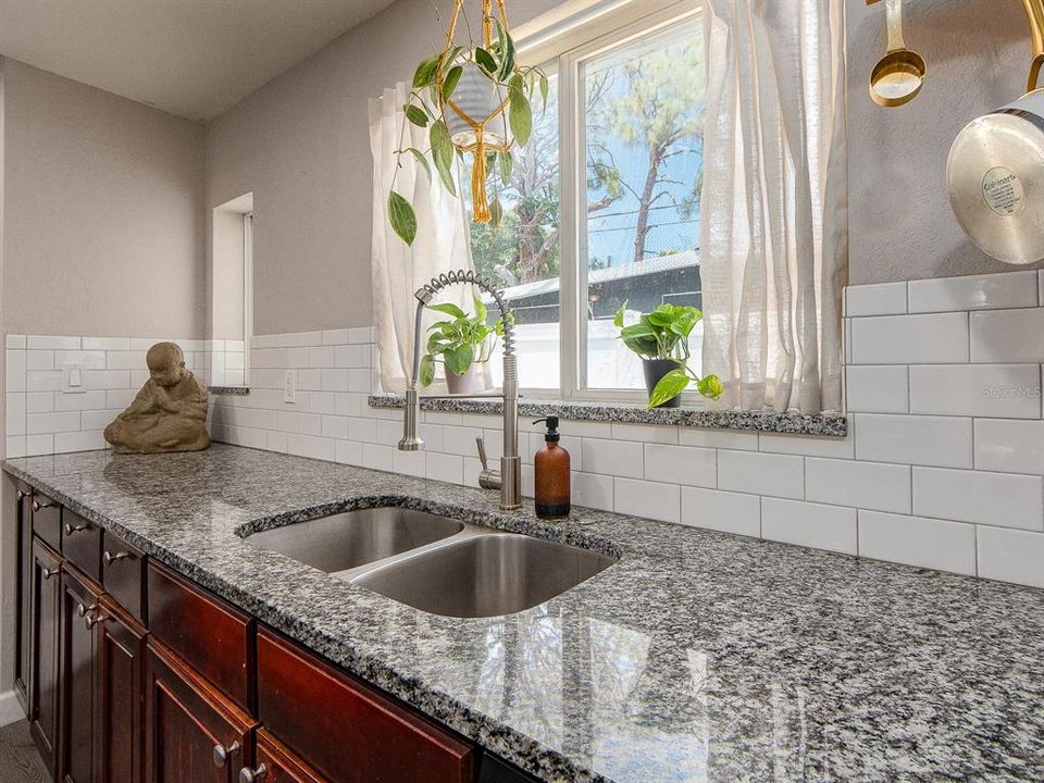 Active With Contract: $330,000 (2 beds, 2 baths, 1108 Square Feet)