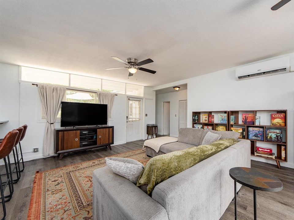 Active With Contract: $330,000 (2 beds, 2 baths, 1108 Square Feet)