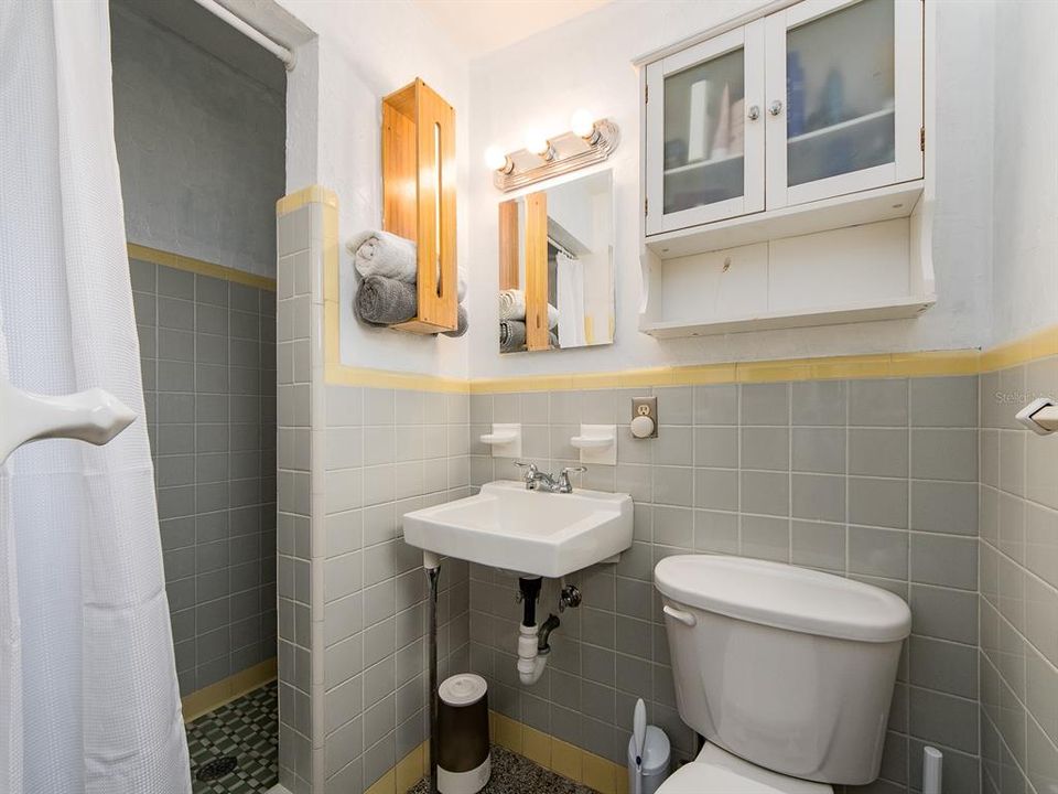 Active With Contract: $330,000 (2 beds, 2 baths, 1108 Square Feet)