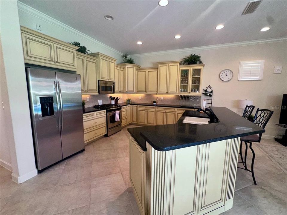 En Venta: $698,713 (3 camas, 3 baños, 2573 Pies cuadrados)
