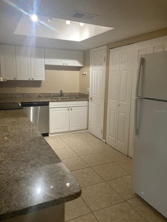 For Sale: $165,000 (2 beds, 2 baths, 905 Square Feet)