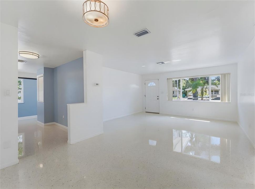 En Venta: $353,990 (2 camas, 2 baños, 904 Pies cuadrados)