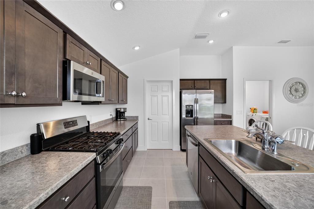 For Sale: $370,000 (3 beds, 2 baths, 1419 Square Feet)